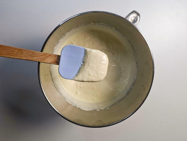 Leite em pó incorporado ao creme até ficar liso e homogêneo.