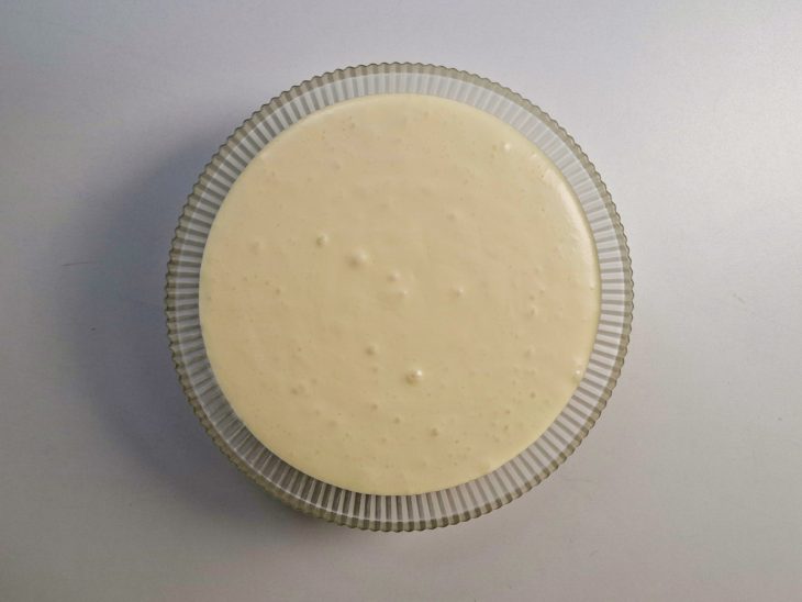 Mousse transferido para um recipiente e coberto com plástico filme em contato.