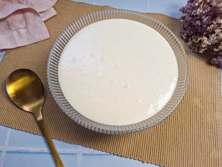 Mousse firme e cremoso após o tempo de geladeira, pronto para servir.