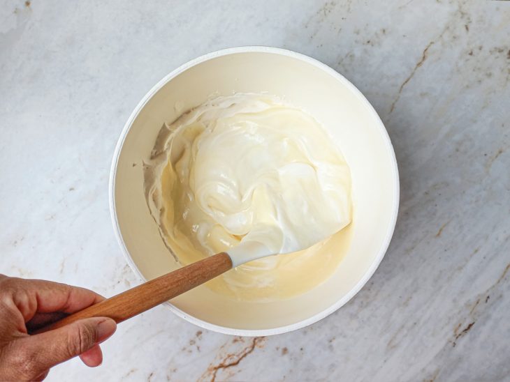 Na tigela, creme de ninho misturado ao chantilly.