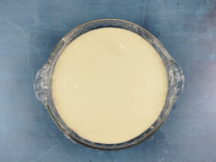 Mistura do mousse numa travessa coberta com plástico filme.