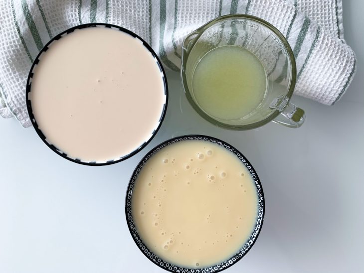 Ingredientes da mousse de limão rápido reunidos na bancada.