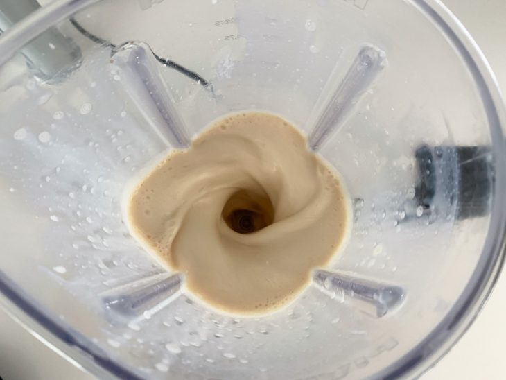 Creme de leite e leite condensado misturados no liquidificador.