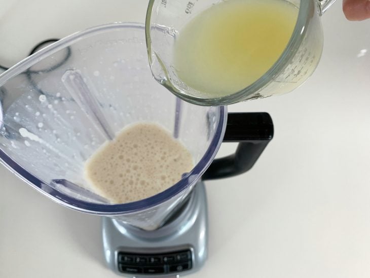 Suco de limão sendo acrescentado no liquidificador com a mistura.