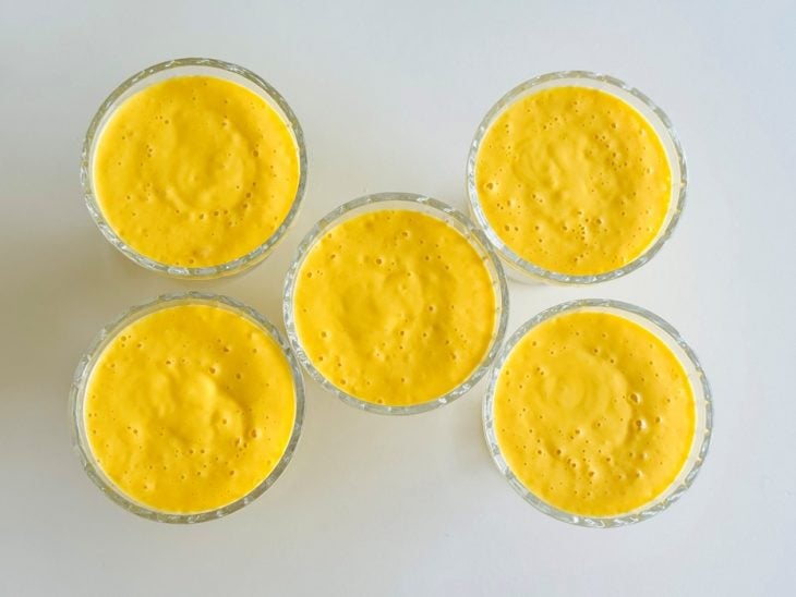 Mousse distribuido nas taças.