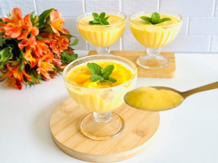 Mousse de manga saudável servida.