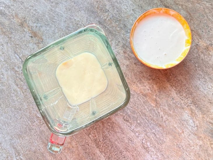 No liquidificador, o leite condensado adicionado.