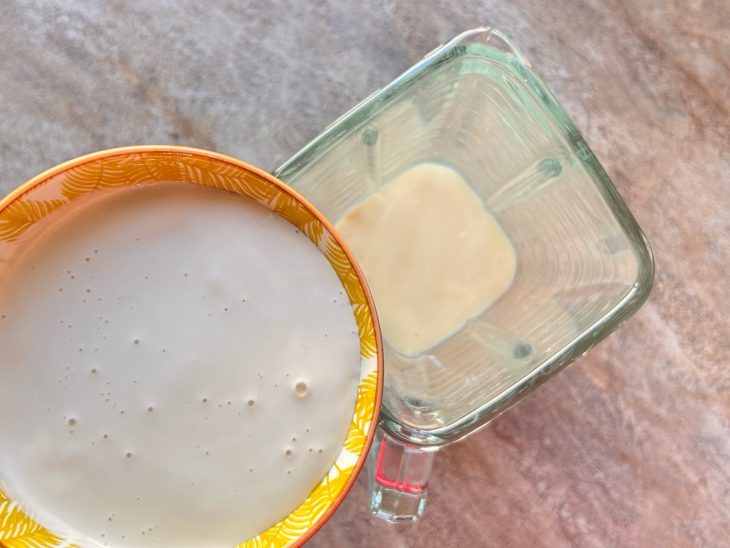 No liquidificador, o creme de leite sendo adicionado.