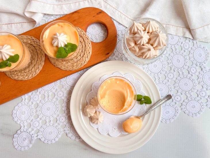 Mousse ja firmada, copinho disposto em prato, uma porção tirada com uma colher.