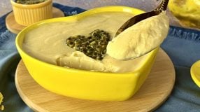 Mousse de maracujá com a fruta
