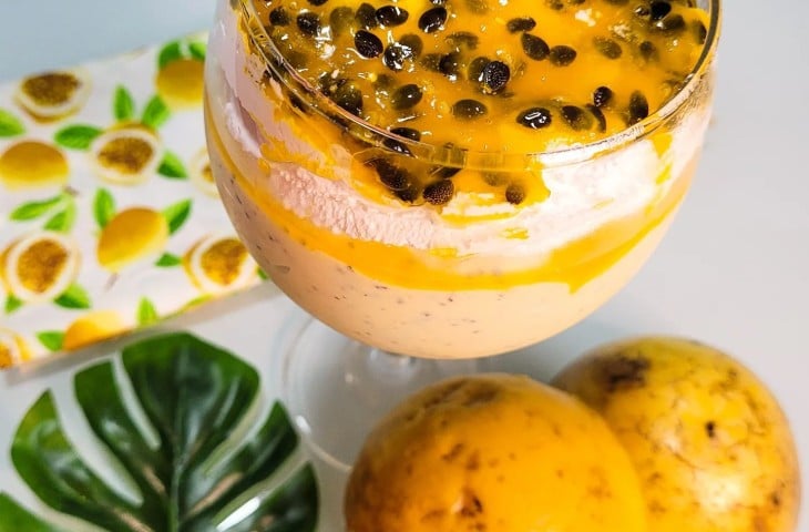 Mousse de maracujá com chantilly