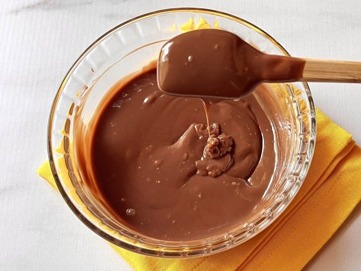 Um recipiente contendo ganache.