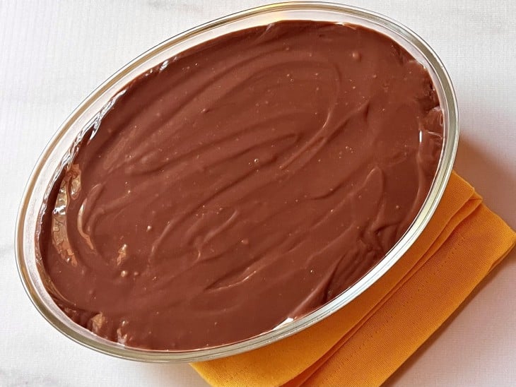 Um refratário contendo mousse de maracujá com chocolate.