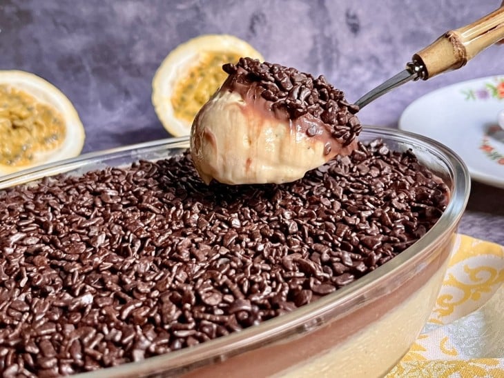 Um refratário contendo mousse de maracujá com chocolate.