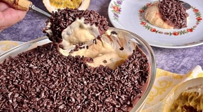 Mousse de maracujá com chocolate