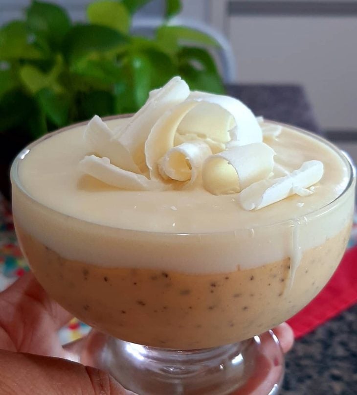 Mousse de maracujá com chocolate branco