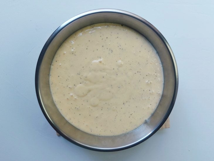 Um recipiente com a mistura de gelatina de maracujá hidratada, suco de maracujá, polpa com as sementes, leite condensado, creme de leite e leite em pó.