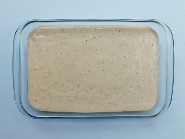 Um refratário contendo mousse de maracujá com gelatina.