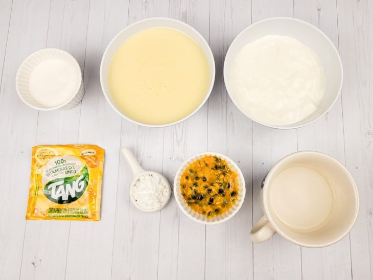 Ingredientes separados sobre a bancada.
