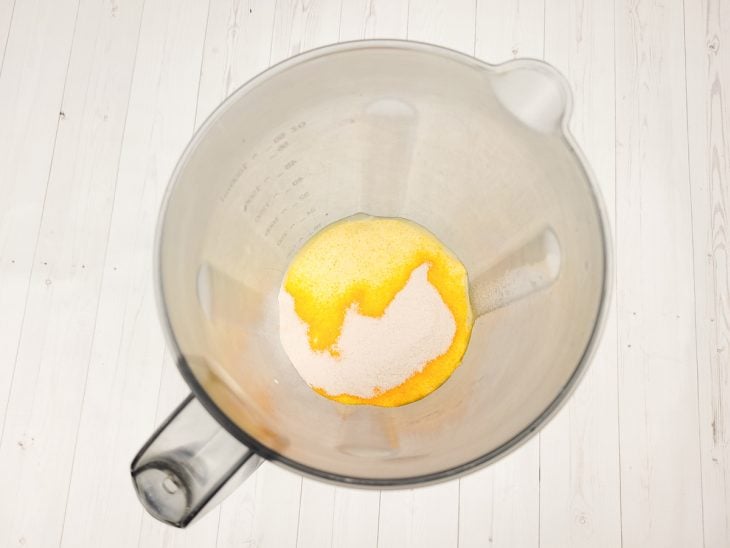 Um liquidificador com a mistura de leite condensado, creme de leite e suco em pó.