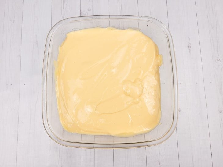 Um refratário com mousse de maracujá para gelar.