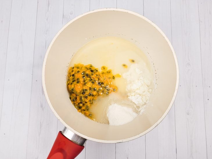 Uma panela com a mistura de todos os ingredientes da calda.