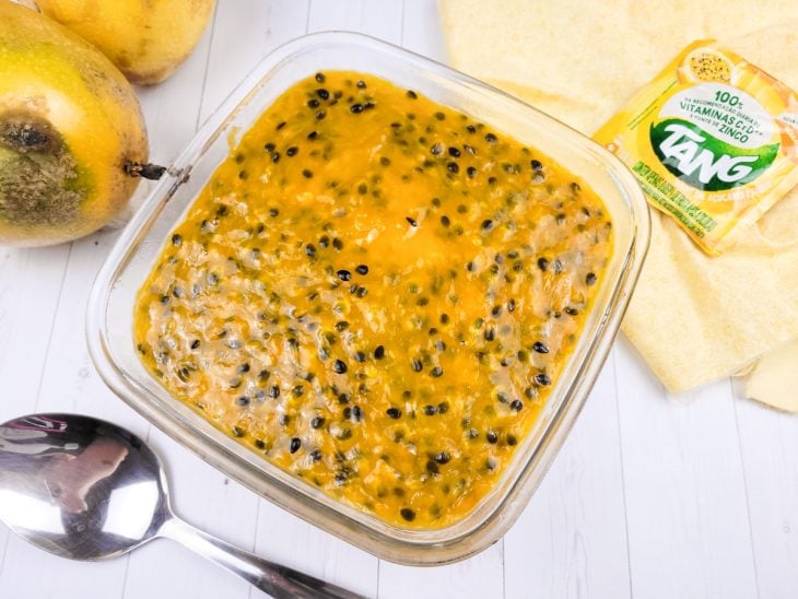 Um recipiente contendo mousse de maracujá com Tang.