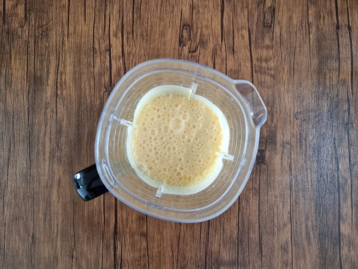 Leite condensado, creme de leite e suco de maracujá misturadas em um liquidificador.