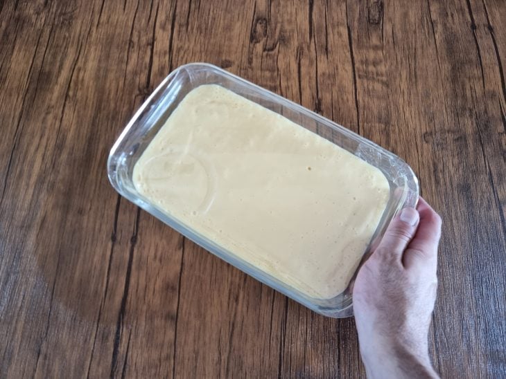 Mousse pronta e despejada na travessa.