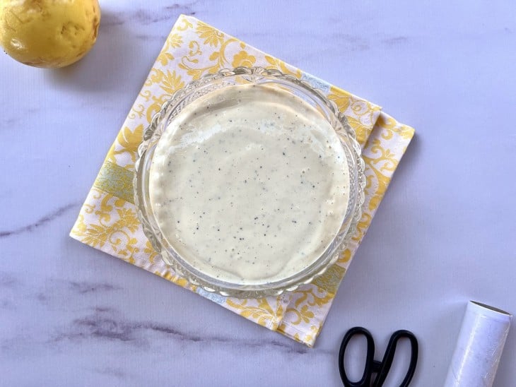 Uma tigela com a mousse de maracujá.