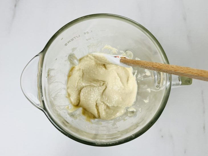 Suco concentrado de maracujá, castanhas e açúcar batidos no liquidificador.