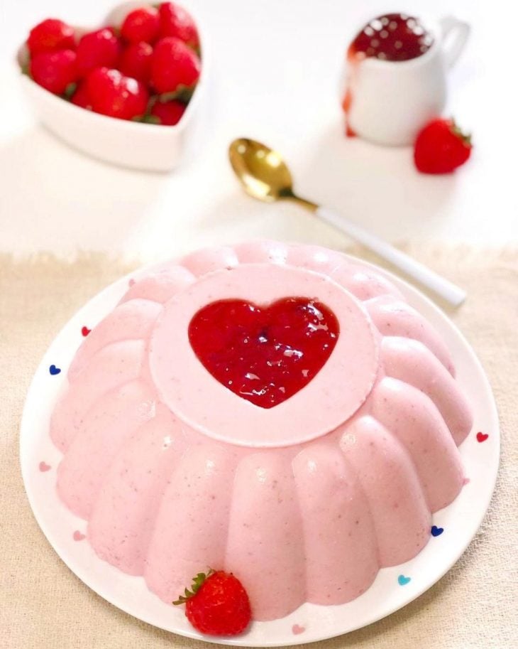 Mousse de morango com calda