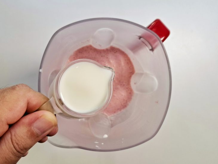 Leite integral adicionado ao liquidificador.
