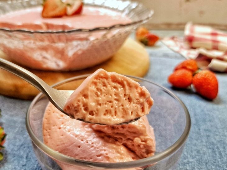 Mousse de morango pronto para consumo.