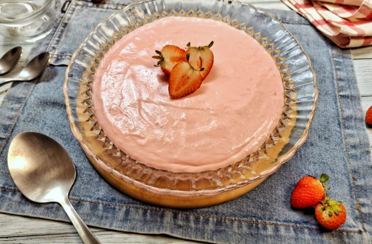 Mousse de morango com leite