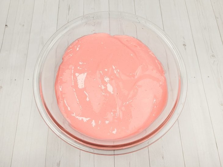 Um recipiente contendo mousse de morango com Tang antes de congelar.