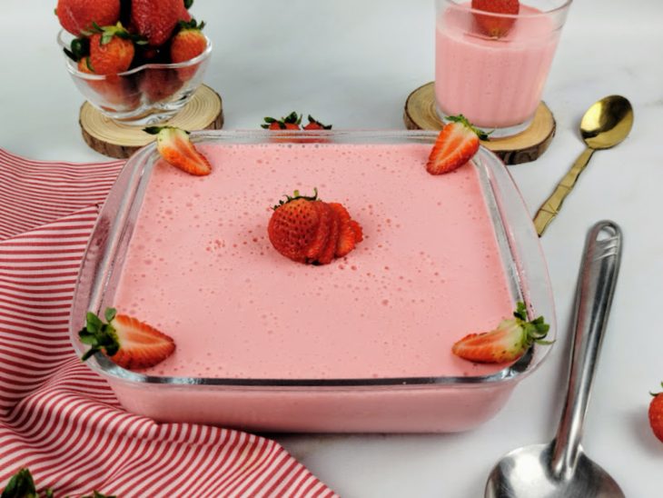 Mousse de morango rápido pronto para consumo e finalizado com morangos.