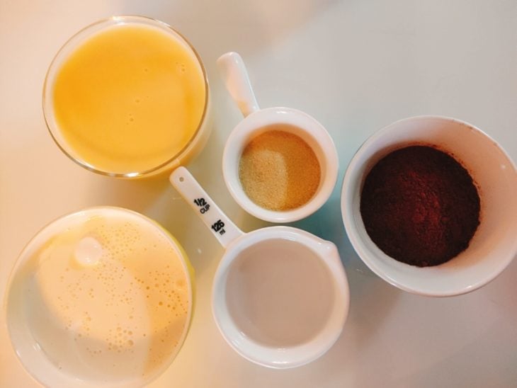 Ingredientes para a receita de mousse de Ovomaltine fácil.