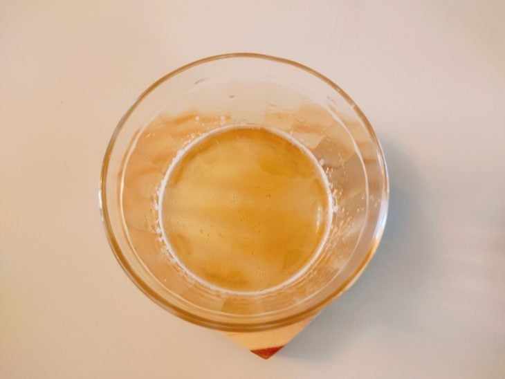 Gelatina hidratada e reservada em um recipiente.
