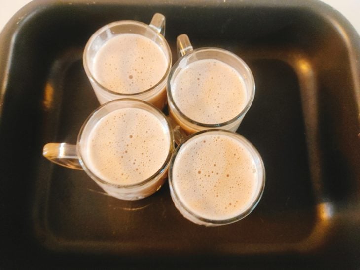 Mousse despejada em recipientes e para serem levados para refrigerar.