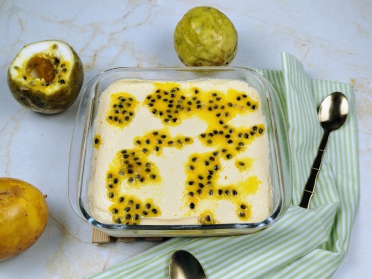 Uma travessa contendo mousse de Tang.