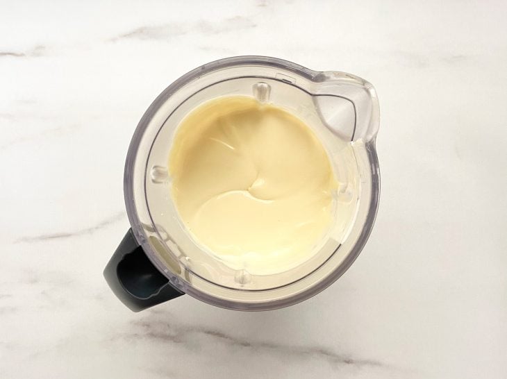 Um liquidificador com a mistura dos ingredientes da mousse.