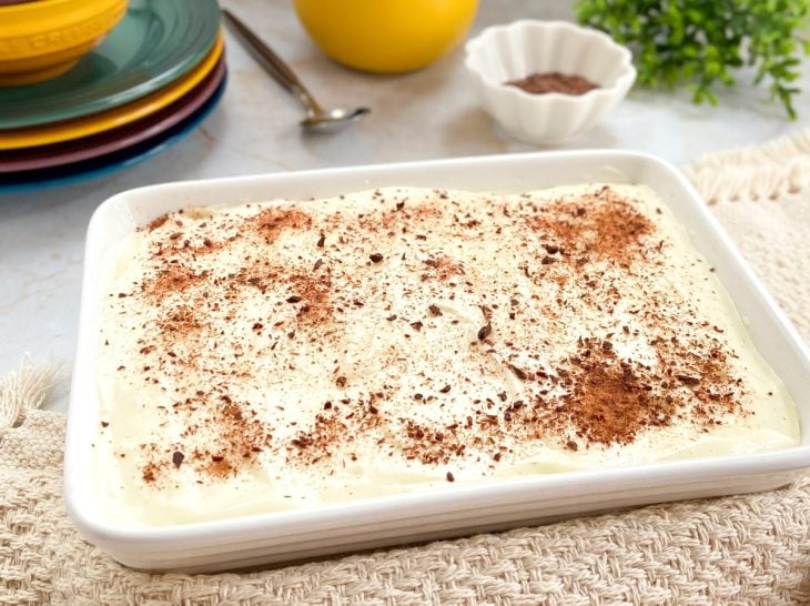 Uma travessa contendo mousse de Tang com leite em pó.