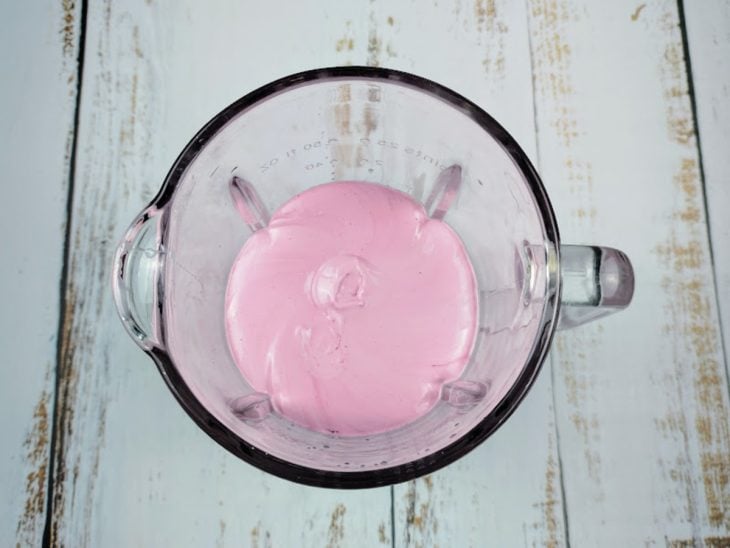 Um liquidificador com a mistura dos ingredientes da mousse.