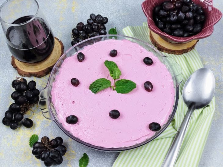 Uma travessa contendo mousse de uva com Tang.