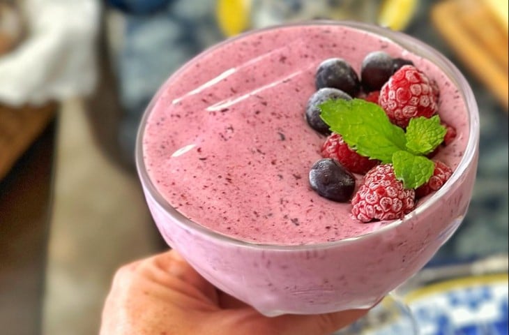 Mousse fit de banana e frutas vermelhas