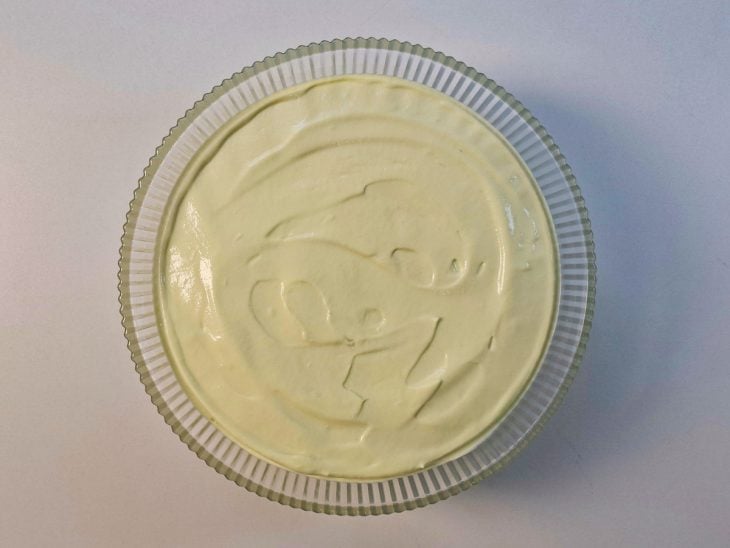 Creme sendo batido até ficar aerado e homogêneo.