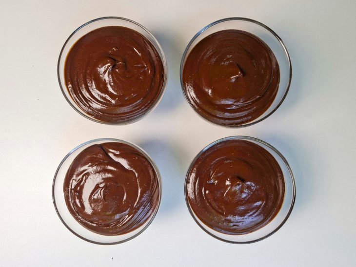 Mousse distribuída em taças.