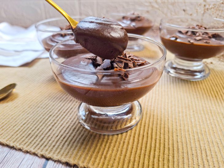 Mousse pronta, colher tirando uma porção.