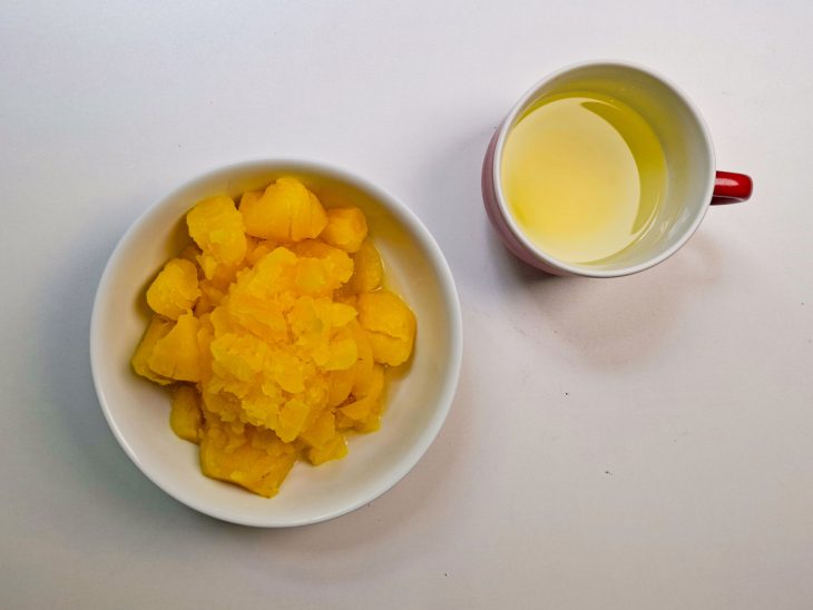 Mandioquinha escorrida e caldo reservado.